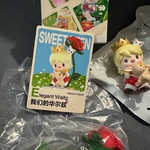 Popmart Hand in Hand series figure